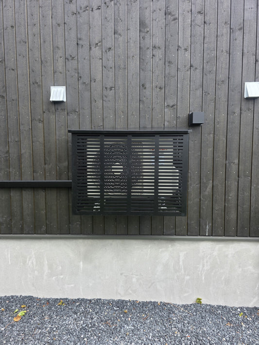 Varmepumpehus i svart metall